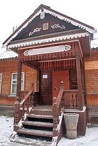 Деревянное крыльцо дома