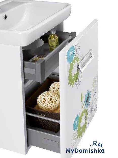 Фото Мебель для ванны выполняет функцию хранения принадлежностей и обладает модной печатью