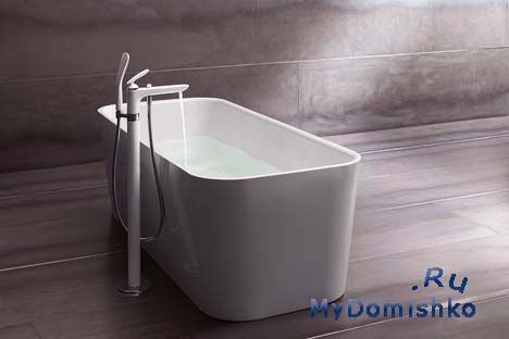 Фото Белая ванна и душ установлены в аккумуляторном отсеке Kludi Balance со скрытым аэратором позволяют направлять поток воды в зависимости от типа и формы ванны. В таком же дизайне продаются смесители для раковин.