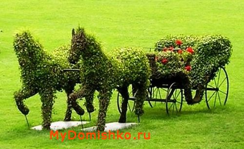 Зеленая садовая скульптура лошади Зеленая садовая скульптура лошади