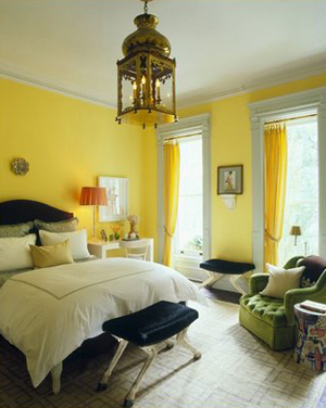 Желтый цвет в интерьере спальни фото